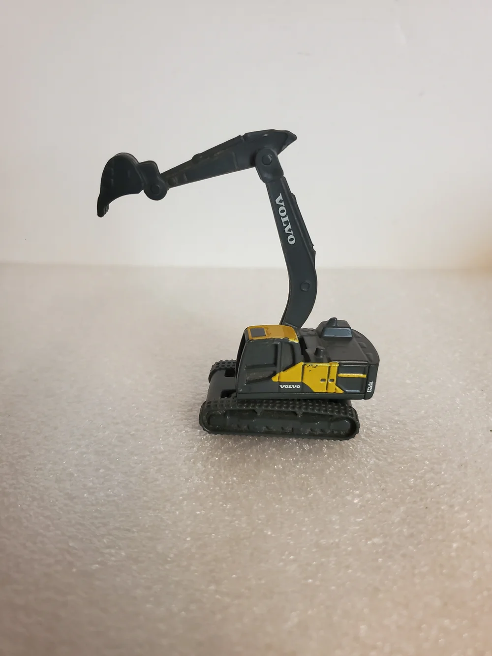 Volvo EC220E Excavator Plastic Toy Model Crawler Digger (3